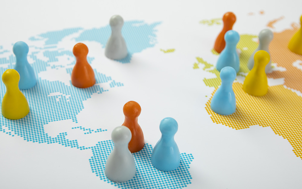 Mapa del mundo con fichas de colores marcando determinadas zonas geográficas