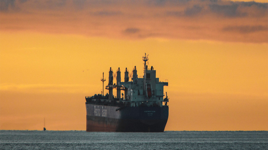 Barco petroleronavegando con puesta de sol