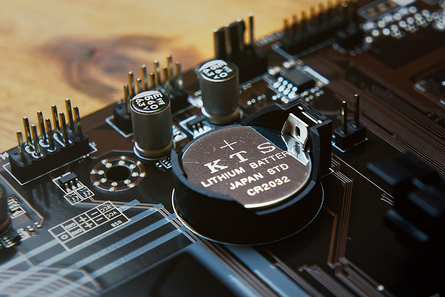 En esta imagen podemos ver una placa electrónica con una batería de litio instalada sobre la motherboard